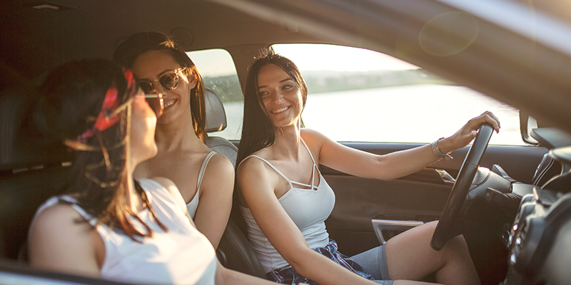 chicas en un auto