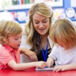 Kinder mit Hörimplantaten in der Schulklasse