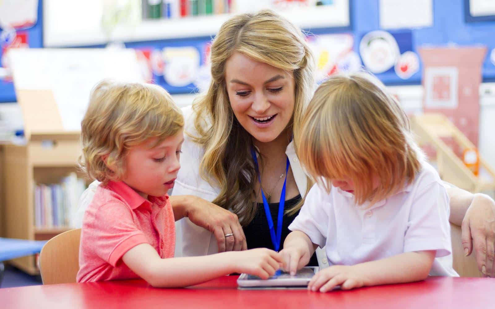 Kinder mit Hörimplantaten in der Schulklasse