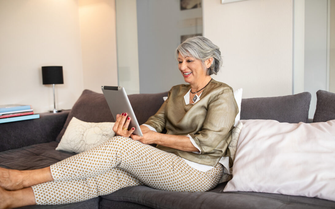 Older woman using Meludia to improve speech understanding