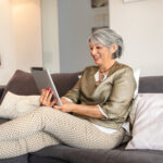 Older woman using Meludia to improve speech understanding